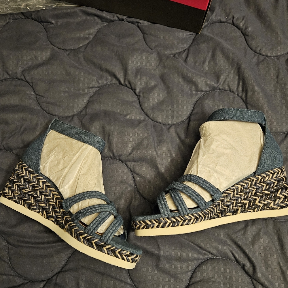 Vince camuto Women Jilesa Sandals